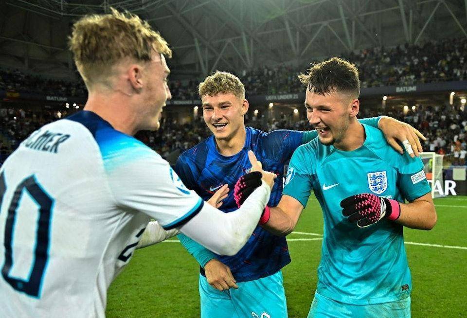 足球世界杯倒计时100天，全球球迷热情高涨