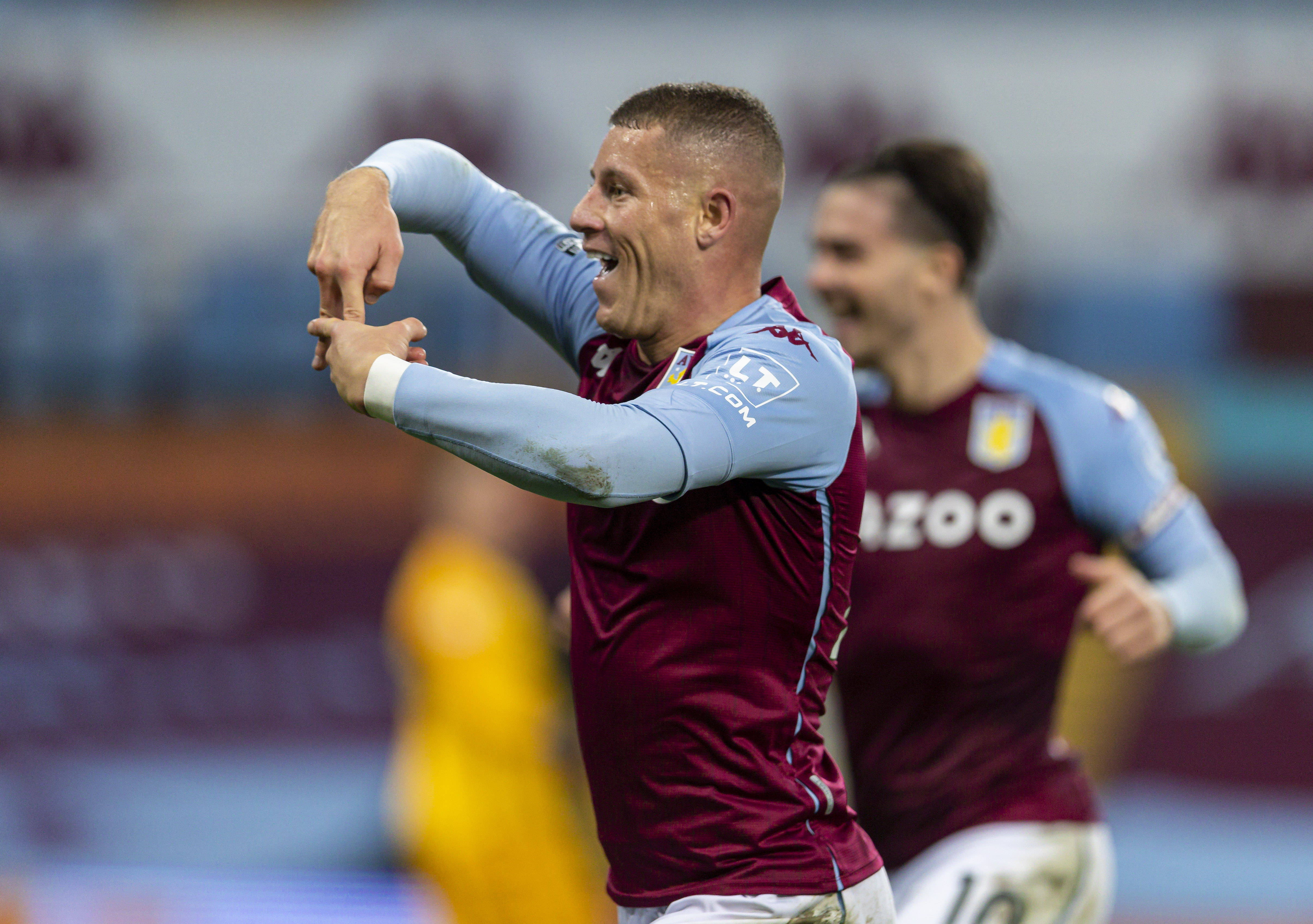 给爷整笑了，曼奇尼假意亲吻布鲁马多，将布鲁马多逗笑