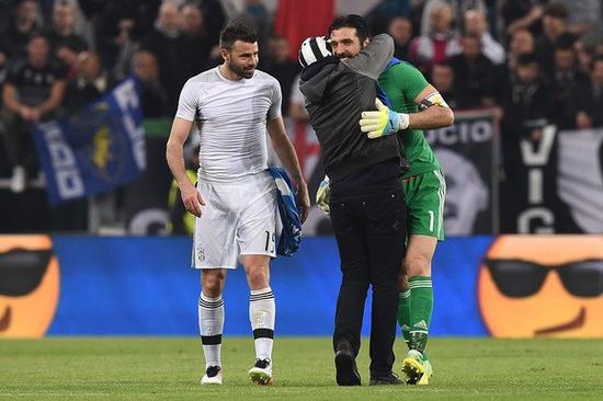 巴萨遭遇危险对手！法兰克福进攻凶猛防守漏洞百出，欧冠生死战提前上演