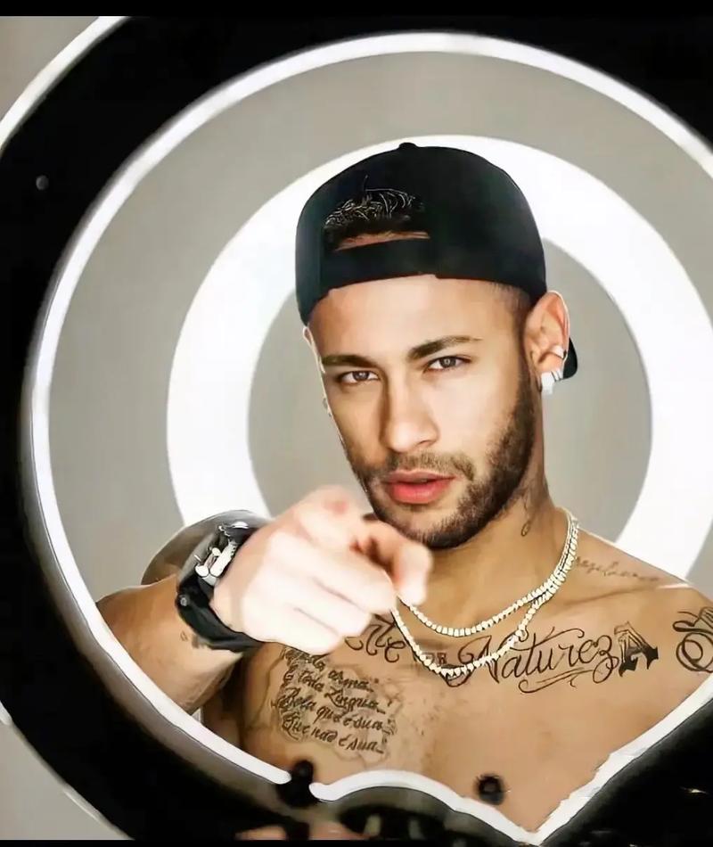 米兰跟队：米兰双雄探讨出售圣西罗冠名权，每年2000-3000万欧