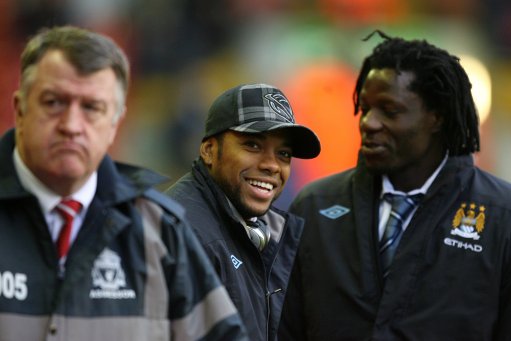 皇马在国家德比后失利，阿隆索面临下课危机，巴萨趁机领跑，西甲争冠形势严峻。